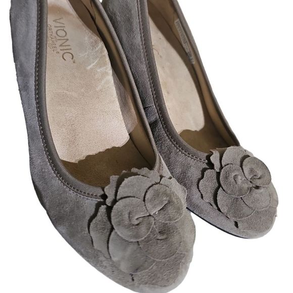 SOLD!! VIONIC "Hayes" Taupe Suede Wedge - Size 7 - Picture 4 of 8